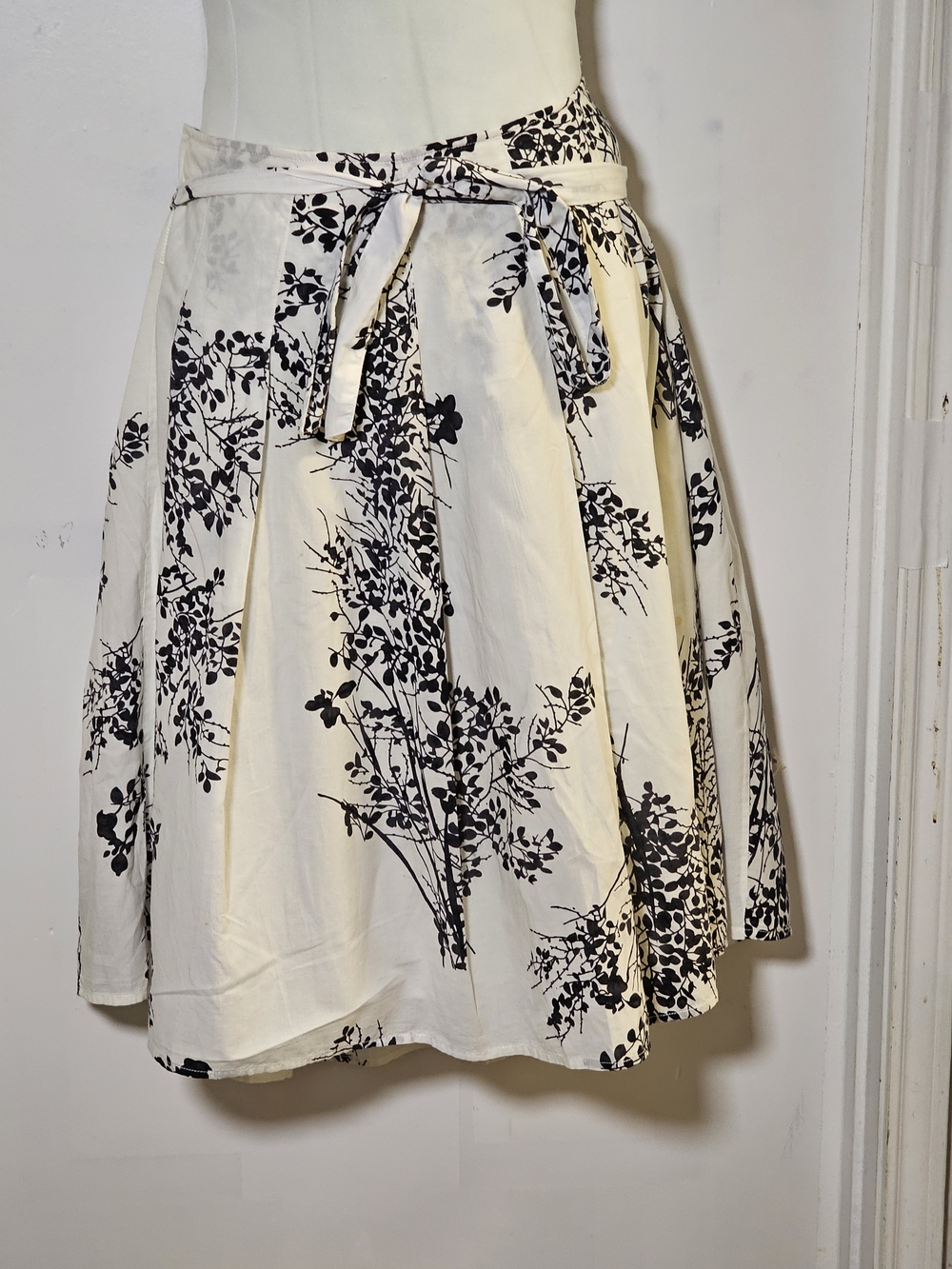 Torrid Size 18 Floral Print Skirt Cream Black Tie Belt A-Line